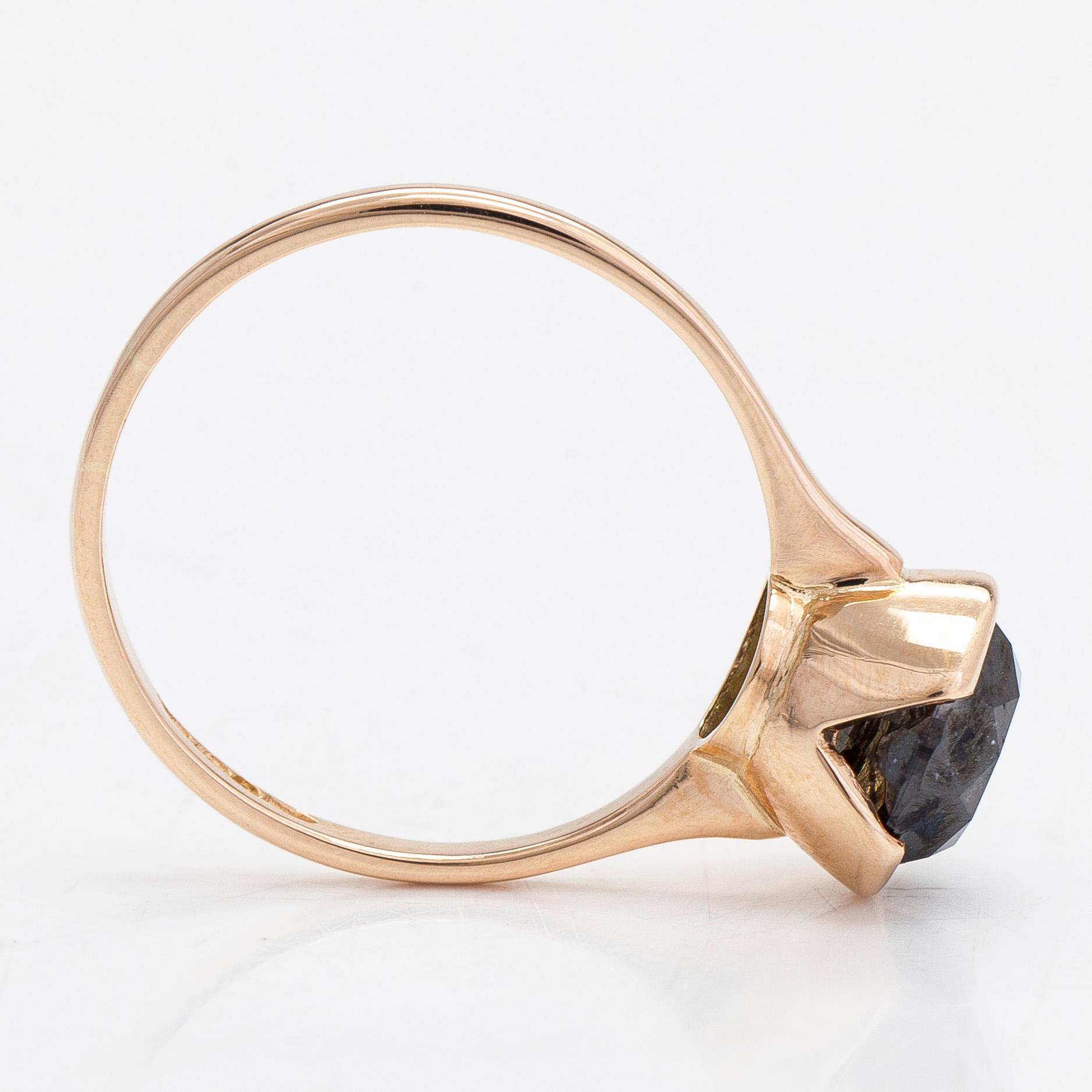 Ring, 14K guld med en briljantslipad svart diamant 2.84 ct. Kultakeskus, Tavastehus. Med IGI report.