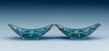 1495. A pair of enamelled boat-shaped dishes, Qing dynasty (1644-1912).