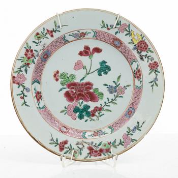 A set of three export porcelain plates and two dishes, Qing dynasty, Qianlong (1736-95).