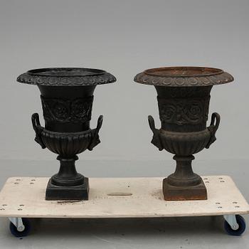 TRÄDGÅRDSURNOR, ett par, 1900-talets första hälft.