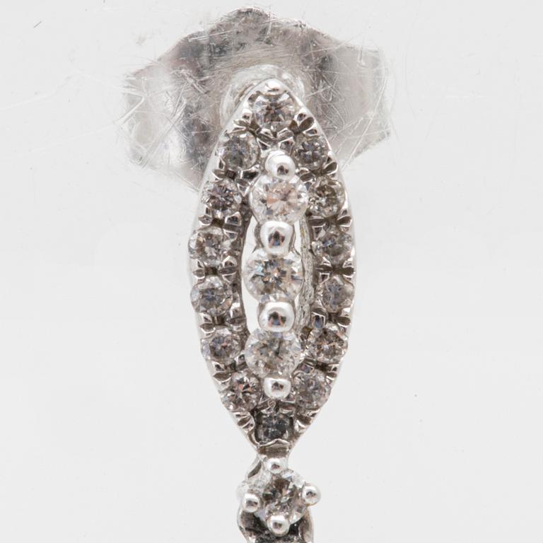 Earrings in 14K white and red gold with round brilliant-cut diamonds.