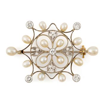 523. Brosch 18K guld med pärlor och runda briljant- samt åttkantslipade diamanter.
