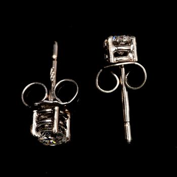ÖRHÄNGEN, vitguld 14K, briljantslipade diamanter tot. ca 0,40 ct. Uppskattningsvis H/VS.