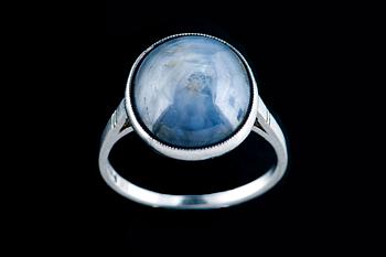 RING WITH STAR SAPPHIRE.
