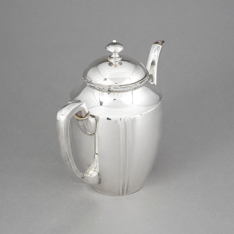 KAFFEKANNA, silver, svenska importstämplar Oscar Bjelke, Örebro, 1922. Vikt ca 487g.