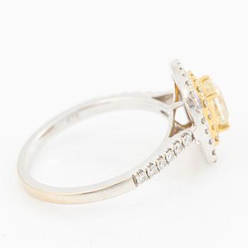 Ring, 18K vitguld med radiantslipad diamant och briljantslipade diamanter.