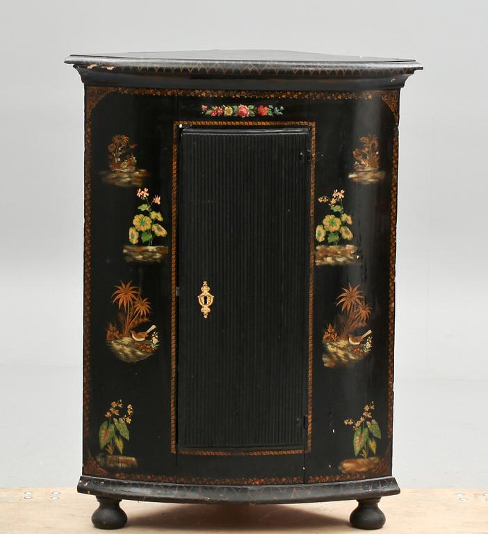 HÖRNSKÅP, allmoge, 1800-tal.