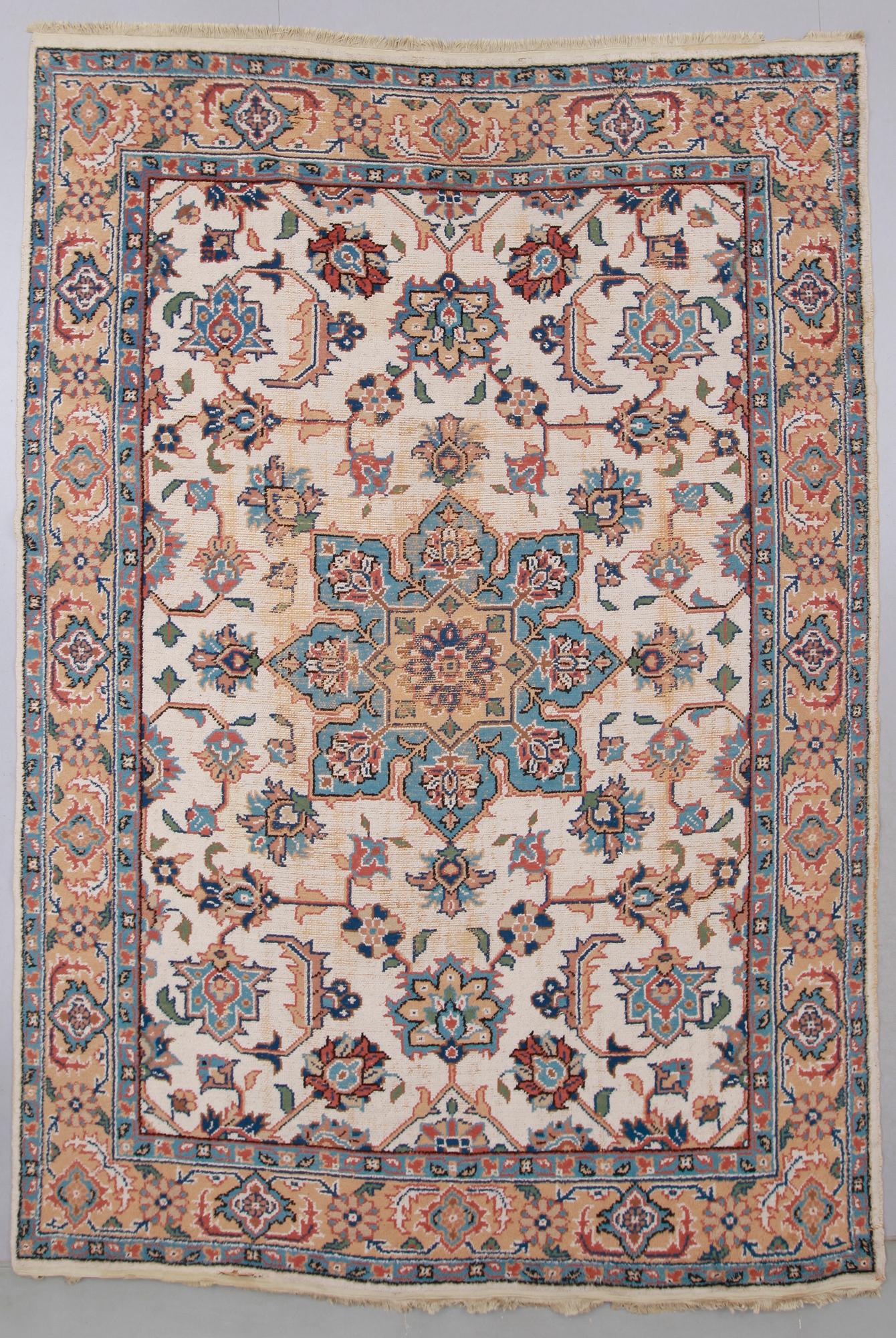 MATTA, orient, ca 360 x 250 cm.