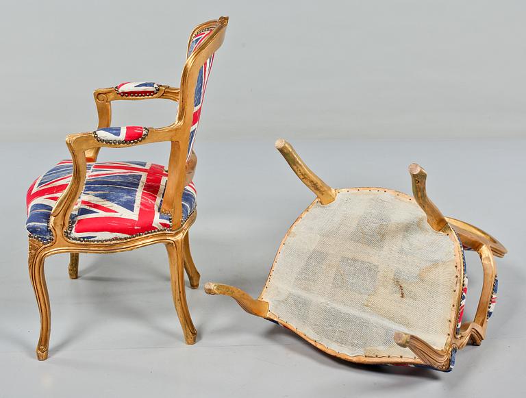 KARMSTOLAR, ett par, rokokostil, 1900-talets andra hälft.