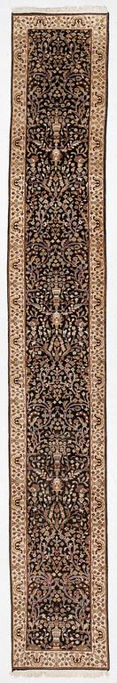 Gallerimatta, orientalisk, ca 517 x 76 cm.