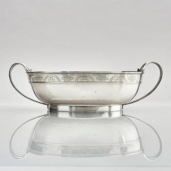 W.A. Bolin, oval skål med hänklar, silver. Stockholm 1931.