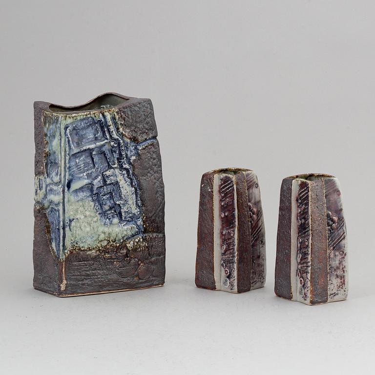 CARL-HARRY STÅLHANE, a set of three stoneware vases from the second half of the 20th century.