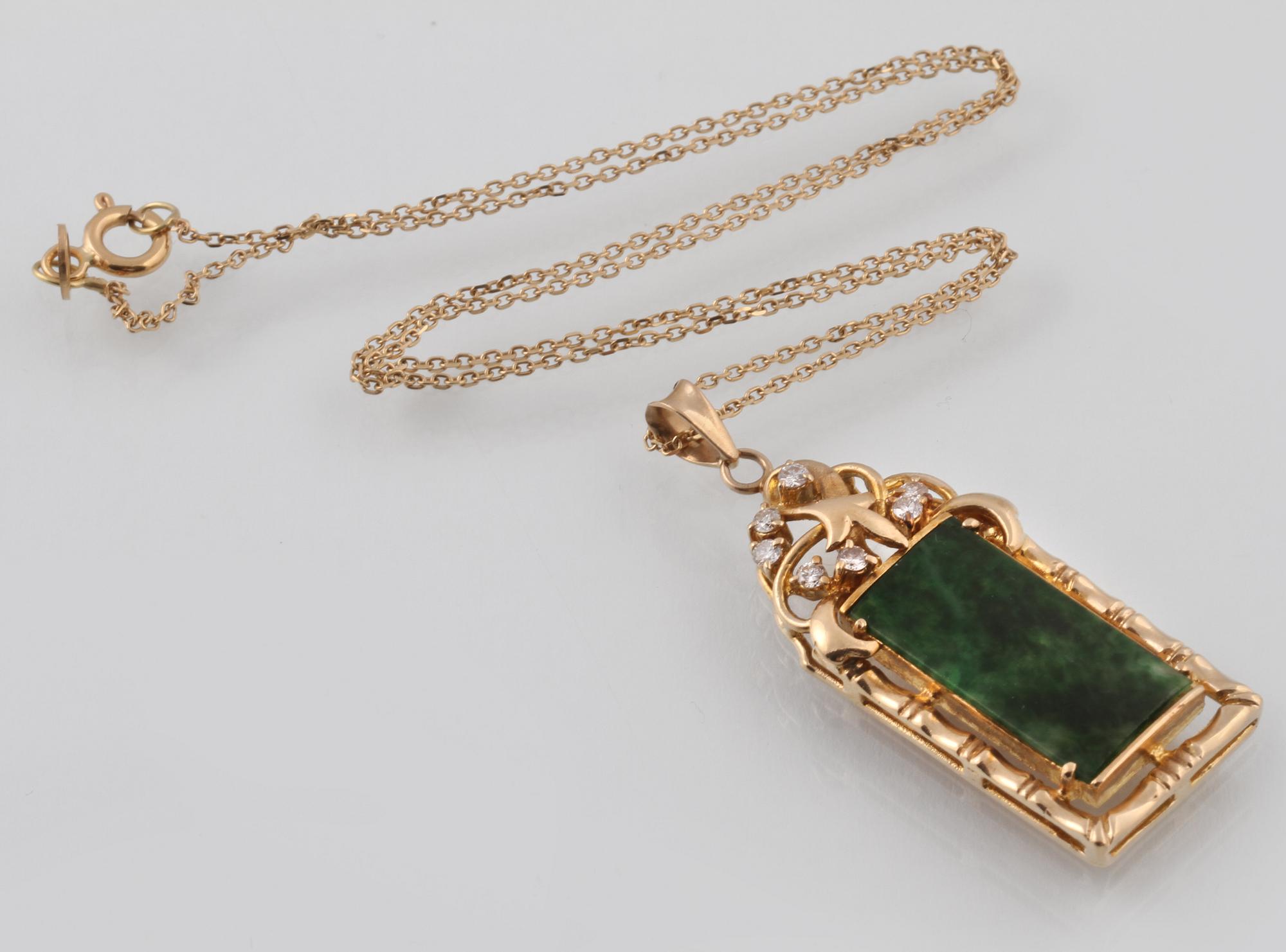 HÄNGE MED KEDJA, 14 samt 18K guld med 7 briljantslipade diamanter ca 0.21 ct samt grön sten. Vikt 8,8 gram.