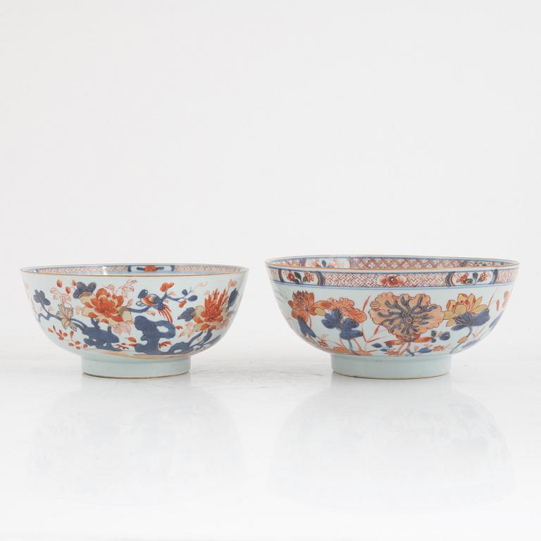 A group of three Chinese imari deep dishes and two bowls, Qing dynasty, Qianlong (1736-95).