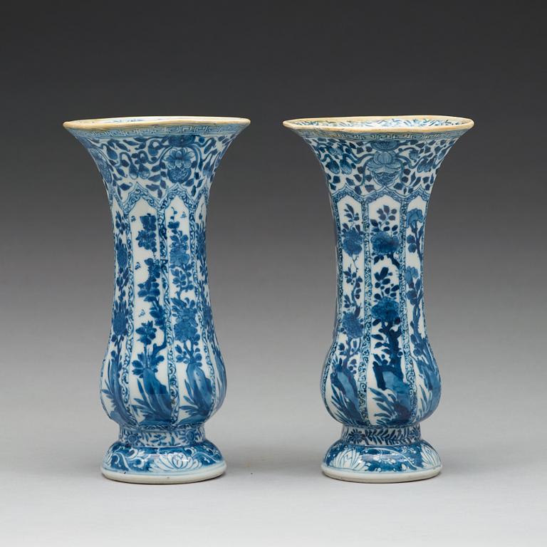 A pair of blue and white vases, Qing dynasty, Kangxi (1662-1722).