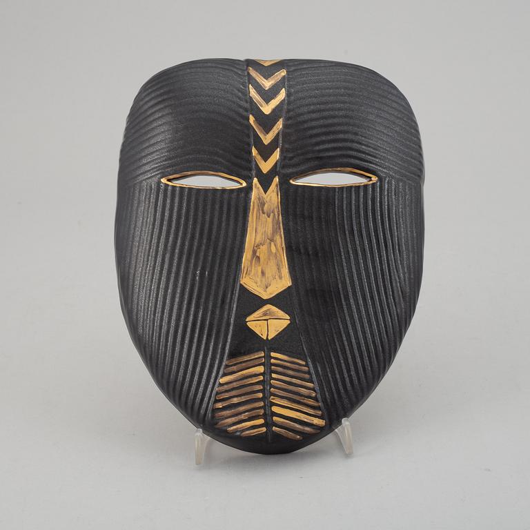 A Lisa Larson stoneware sculpture of a mask, K-studion, Gustavsberg.
