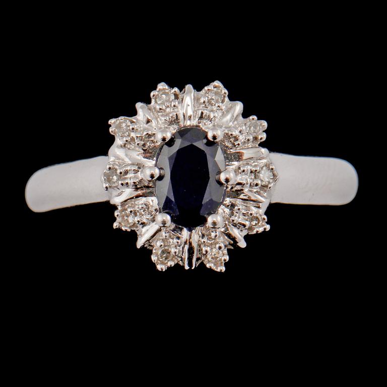 RING, 18k vitguld med 10 åttkantslipade diamanter tot 0.05 ct samt blå safir, Iduna AB, 2000-tal. Vikt 5 g.