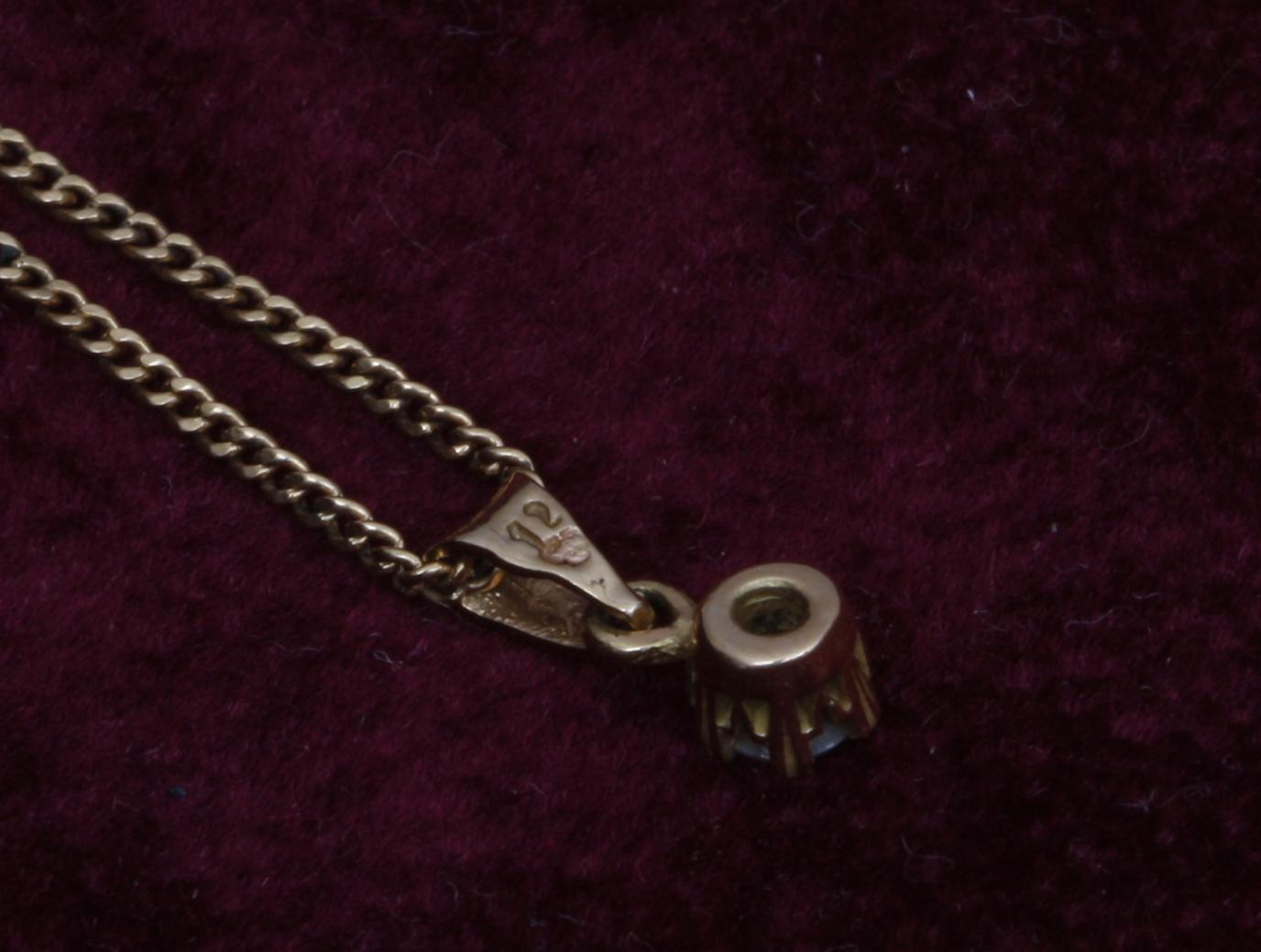 HÄNGSMYCKE. 18k guld med diamant, 0.12 ct enl gravyr.