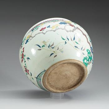 A large famille rose fish basin, late Qing dynasty.