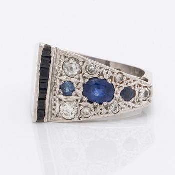 RING 18K whitegold sapphires and brilliant-cut diamonds approx 0,50 ct.