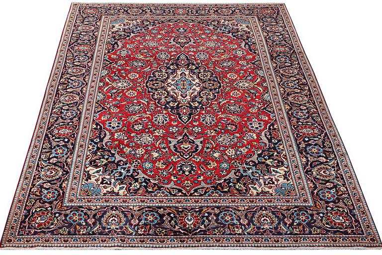 A Kashan carpet, c. 300 x 195 cm.