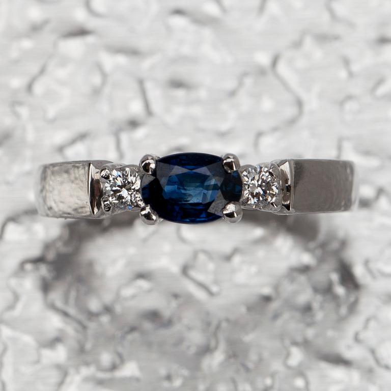 RING, vitguld 18K, med safir ca 0,50 ct, briljantslipade diamanter 2 x ca 0,03 ct. Vikt 4,1 g.