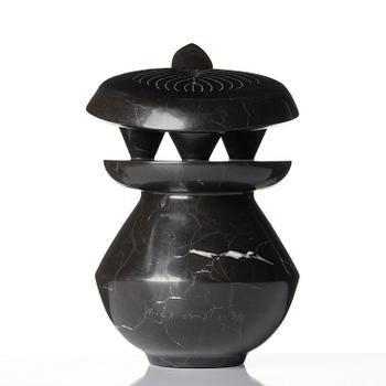 Max Ernst, "Petite torture sur socle rond".