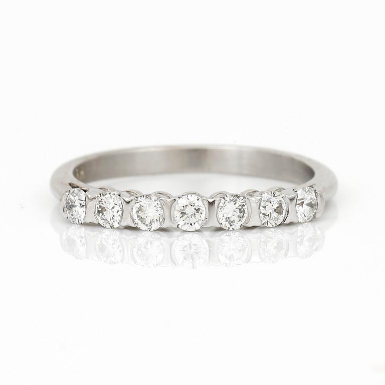 RING, 18K guld med briljantslipade diamanter, tot ca 0,50 ct. Total vikt ca 2,84 g.