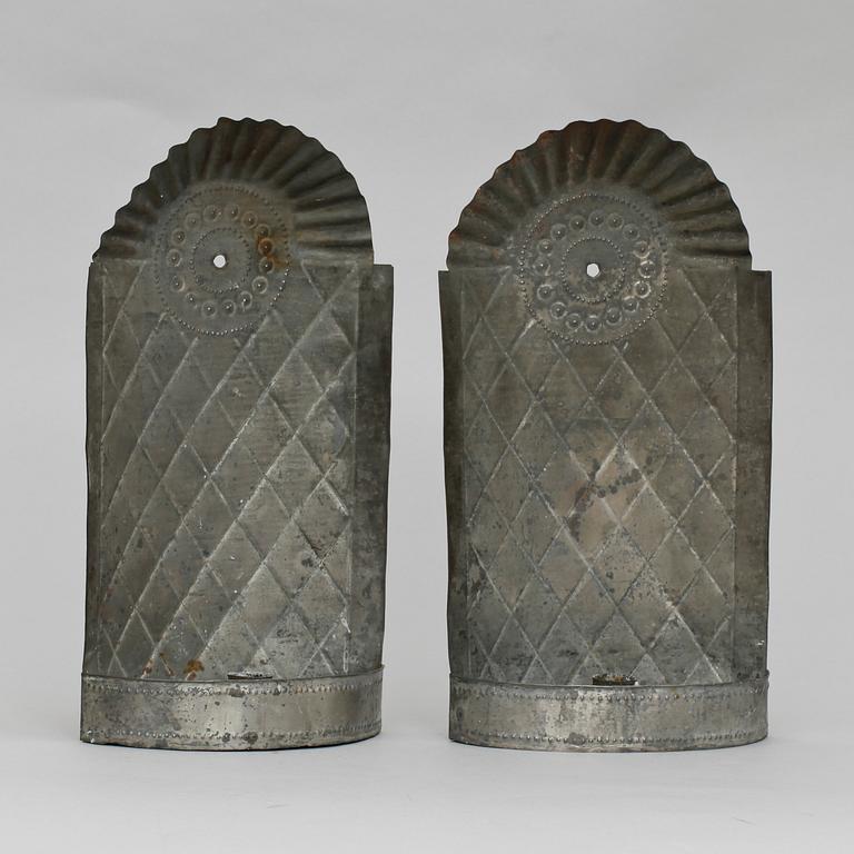 VÄGGPLÅTAR/VÄGGLAMPETTER, ett par, förtennad plåt, 1800-tal.