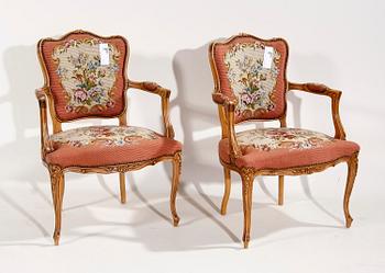 KARMSTOLAR, ett par. Rokokostil.