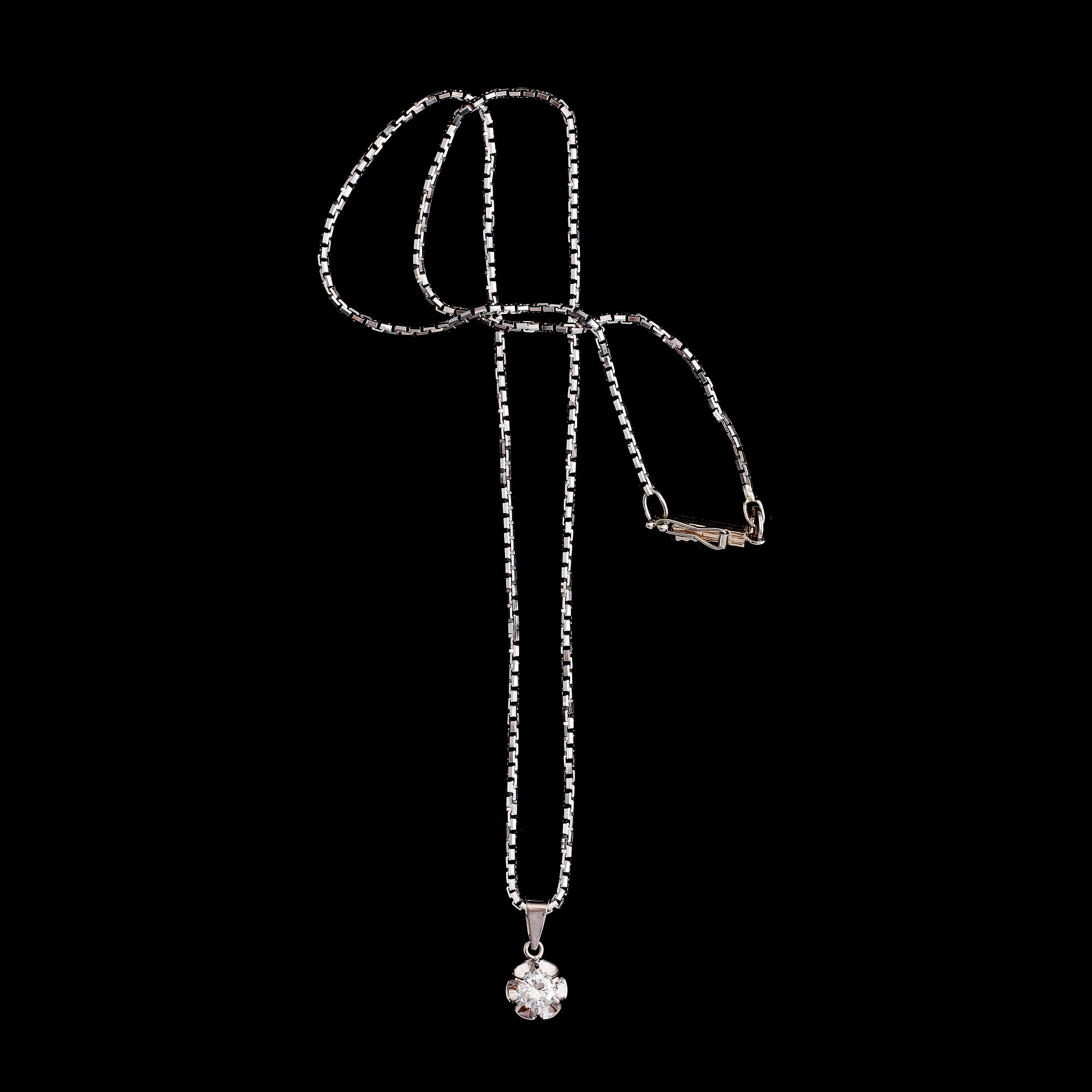 HÄNGE MED KEDJA, 18 k vitguld och diamant 0.35 ct enligt gravyr, svenska stämplat CESON. Total vikt ca 6,5 g.