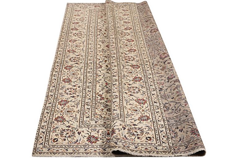 A carpet, Kashan, ca 340 x 238 cm.