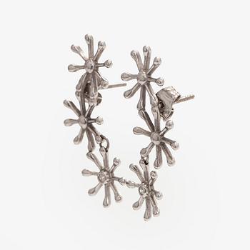 Kalevala Koru, a pair of 18K gold 'Polaris' earrings with brilliant-cut diamonds, Kirsti Doukas.