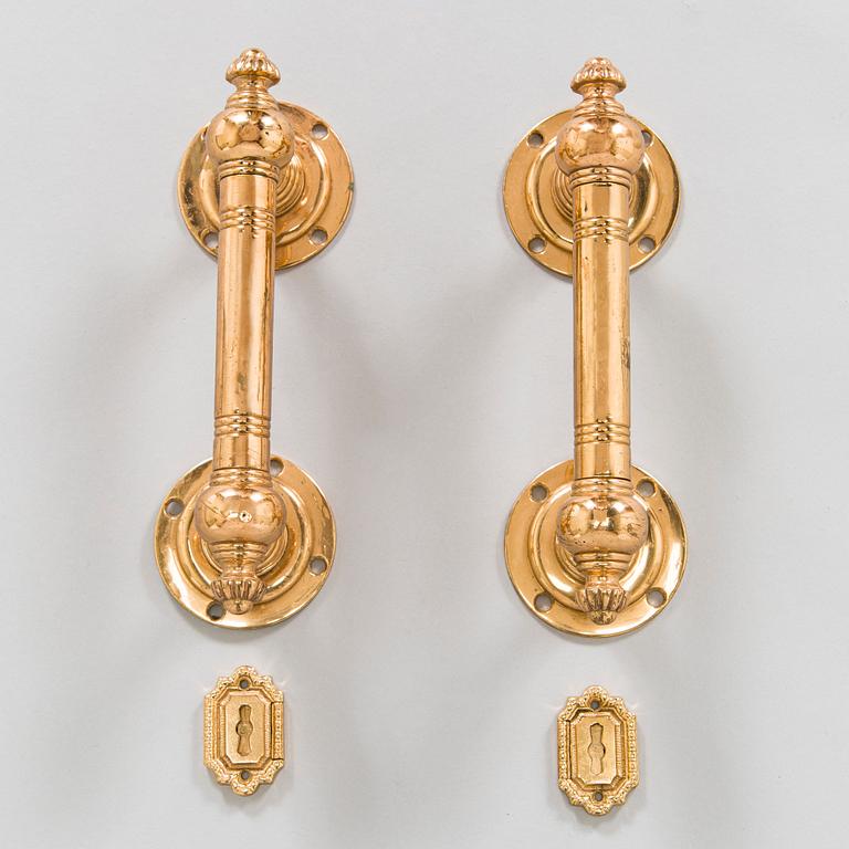 Pair of late 19th/early 20th Century door handles and keyhole fittings.