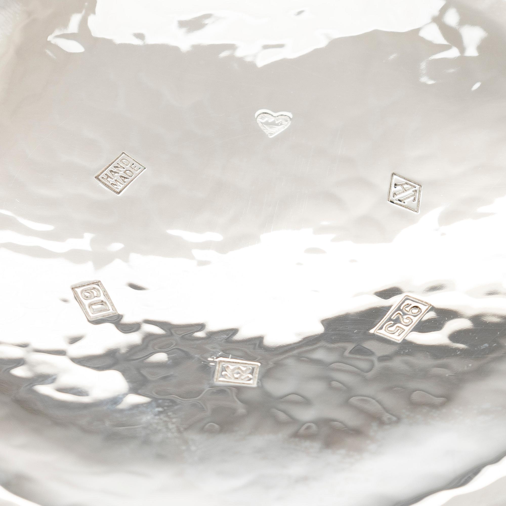 A. Tillander, malja, sterlinghopeaa ja emalia. Helsinki 2005.