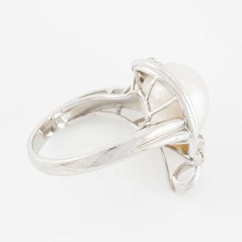 Ring platina med pärla och briljantslipade diamanter.