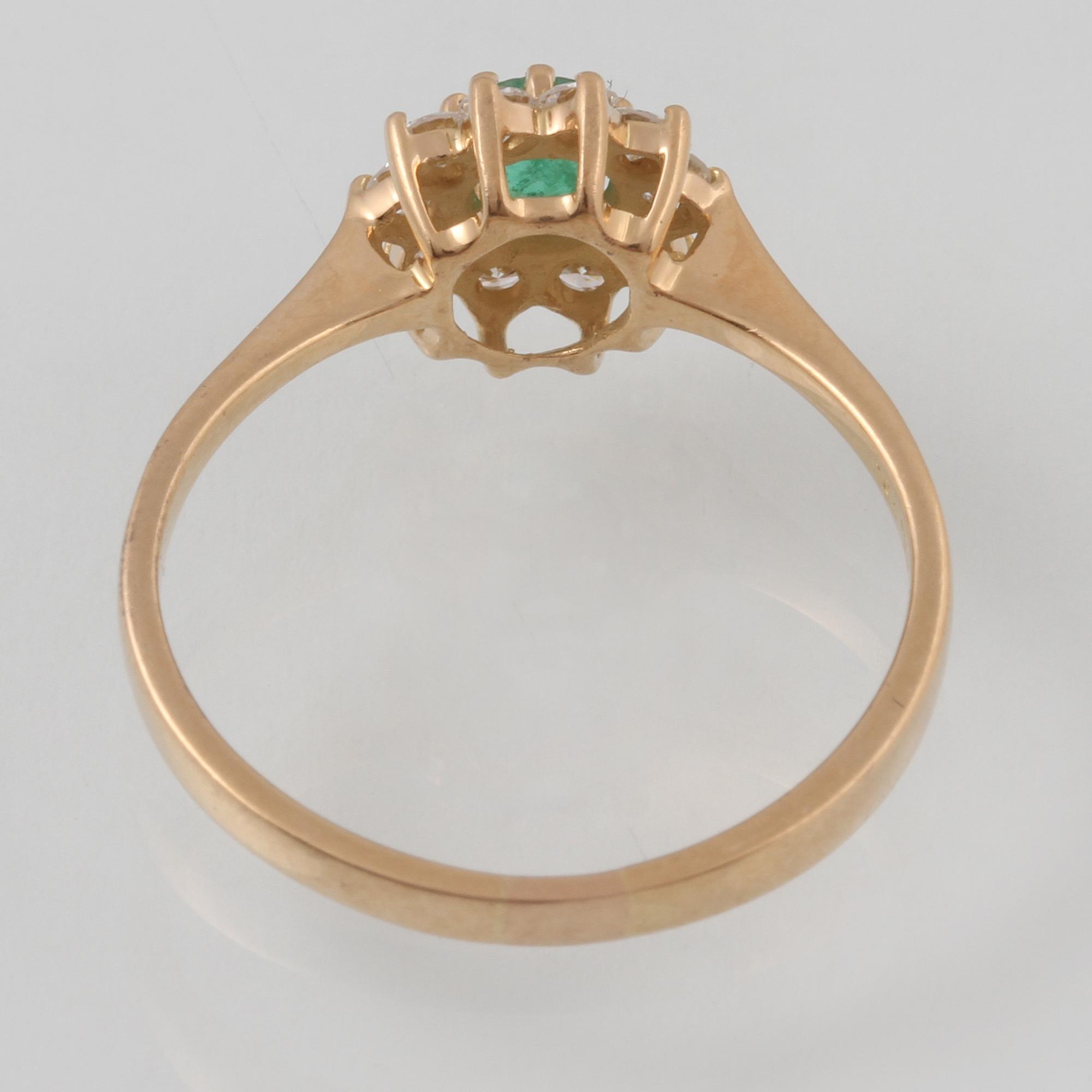 RING, 18K guld med fasettslipad smaragd samt 10 briljantslipade diamanter ca 0.10 ct,  importstämplad. Vikt 2,4 gram.