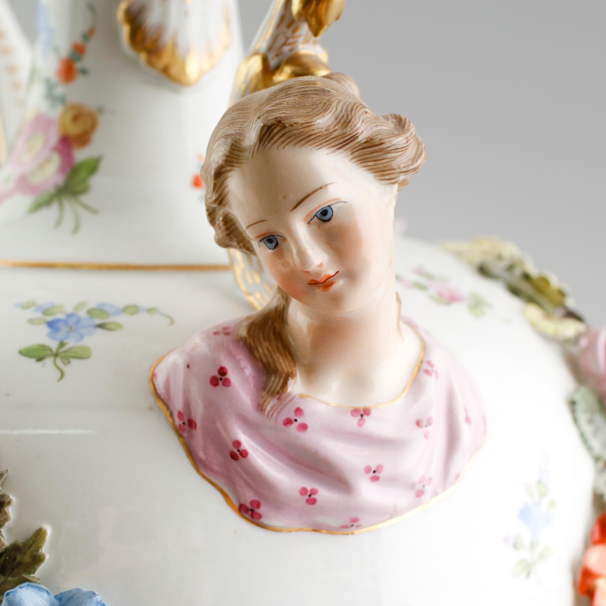 URNA, porslin, 1900-talets första hälft.