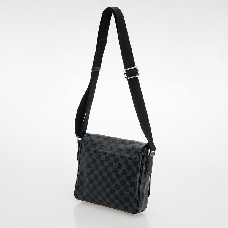 Louis Vuitton, "District PM Messenger", väska.