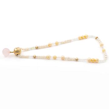 Ole Lynggaard clasp with pendant in 18K gold set with round brilliant-cut diamonds and rose quartz.
