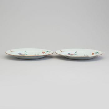 TALLRIKAR, ett par, kompaniporslin. Qingdynastin, Qianlong (1736-95).