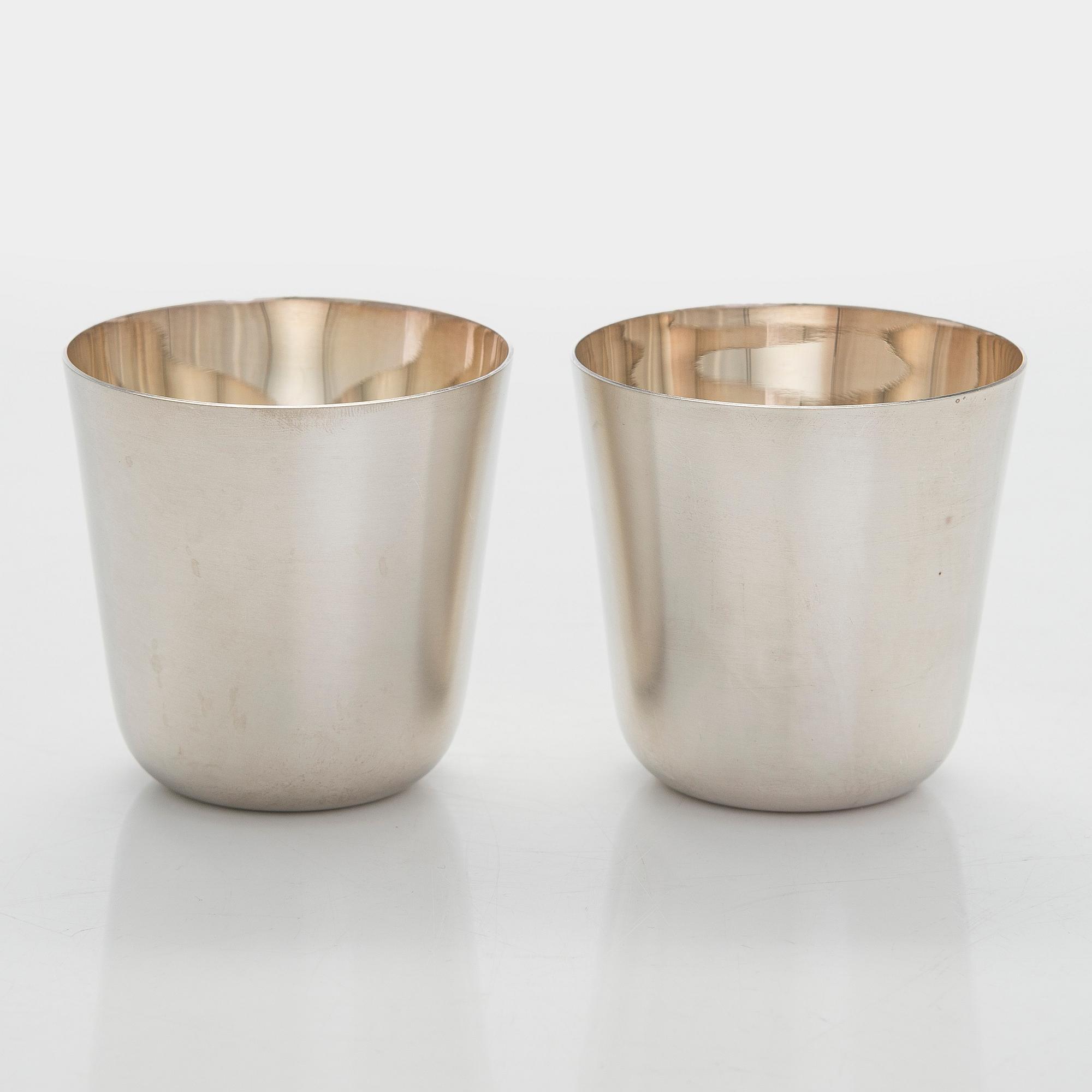 A silver punch bowl with ladle and six beakers, Auran Kultaseppä, Turku 1975-76. In original wooden box.