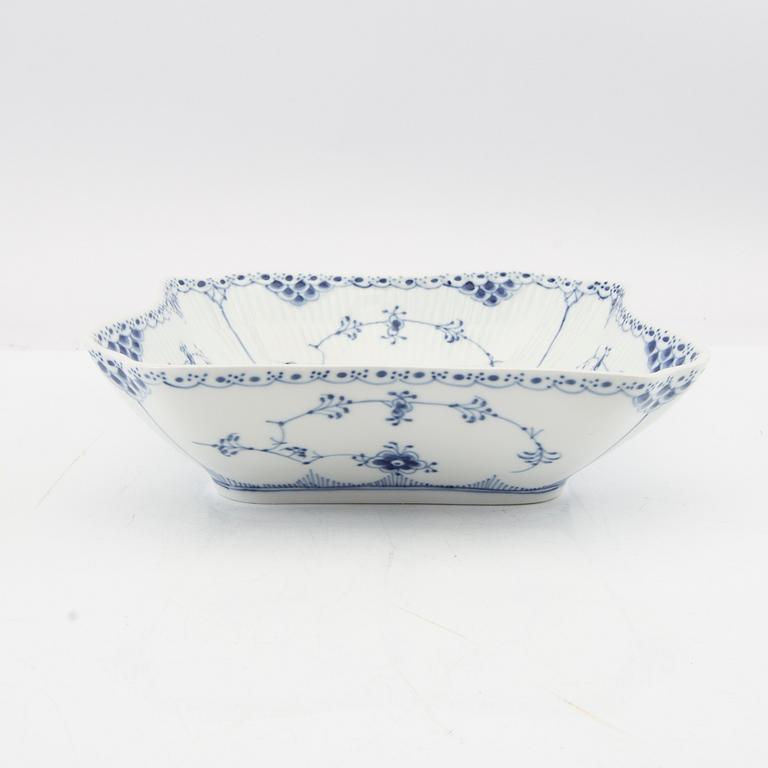 Servis 87 dlr, "Musselmalet - whole and half blonde", Royal Copenhagen Denmark porcelain.