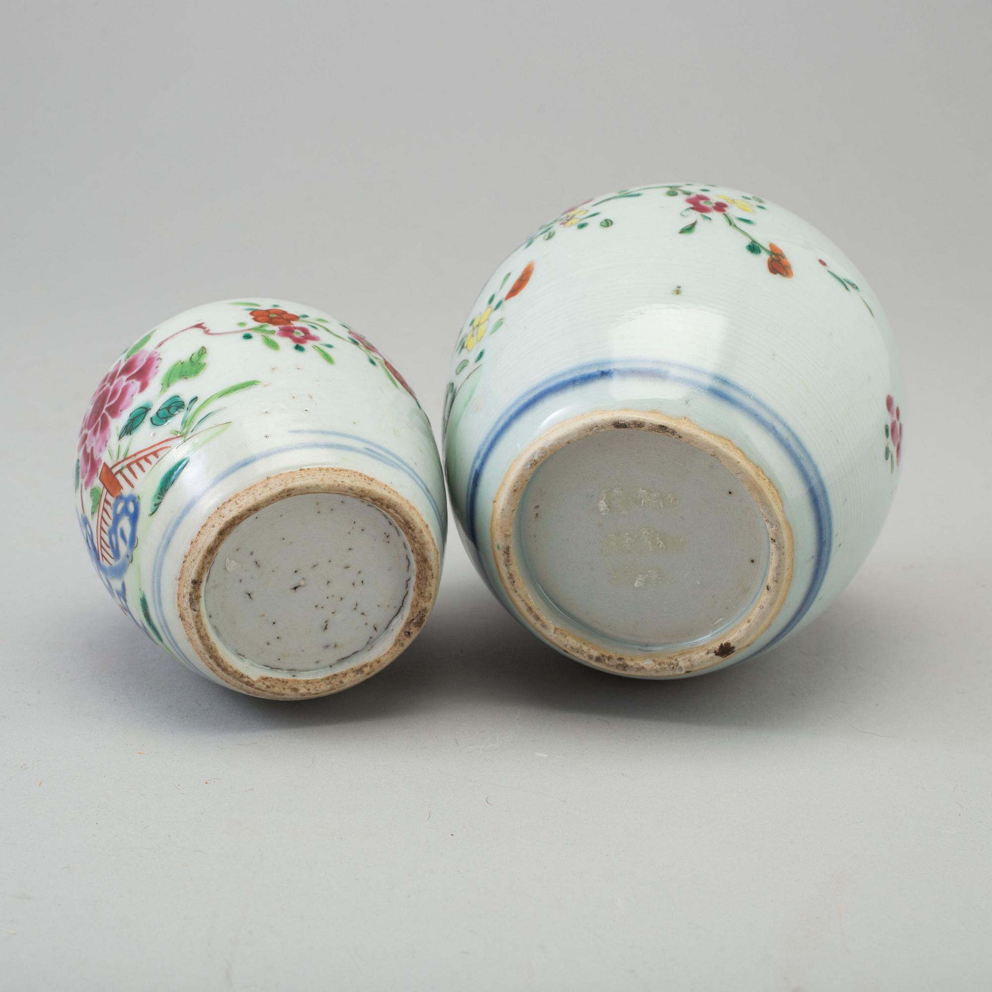 TEKRUKOR, två stycken, kompaniporslin. Qing dynastin, Qianlong (1736-95).