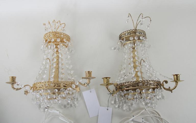 VÄGGLYSTRAR, ett par snarlika, gustaviansk stil.