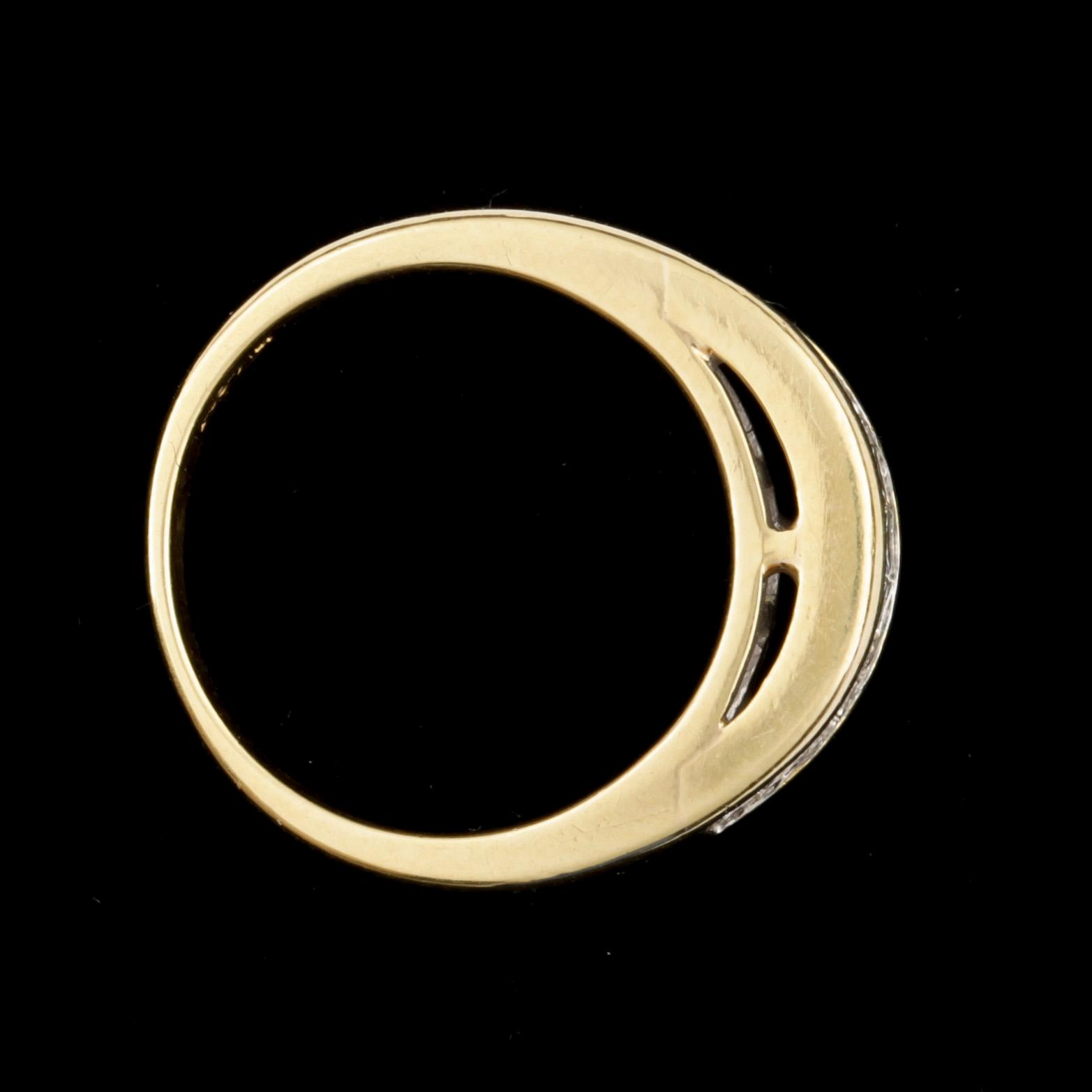 RING, 18k guld med princesslipade diamanter tot ca1,32ct. Vikt 7,8g.