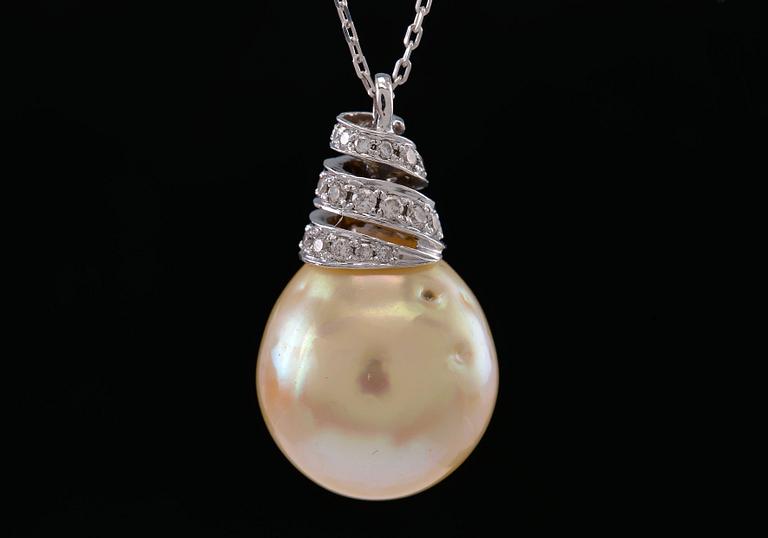 A SET OF JEWELLERY, brilliant cut diamonds c. 1.82 ct. South sea pearls  12,5 - 13,5 mm. Weight 19,4 g.