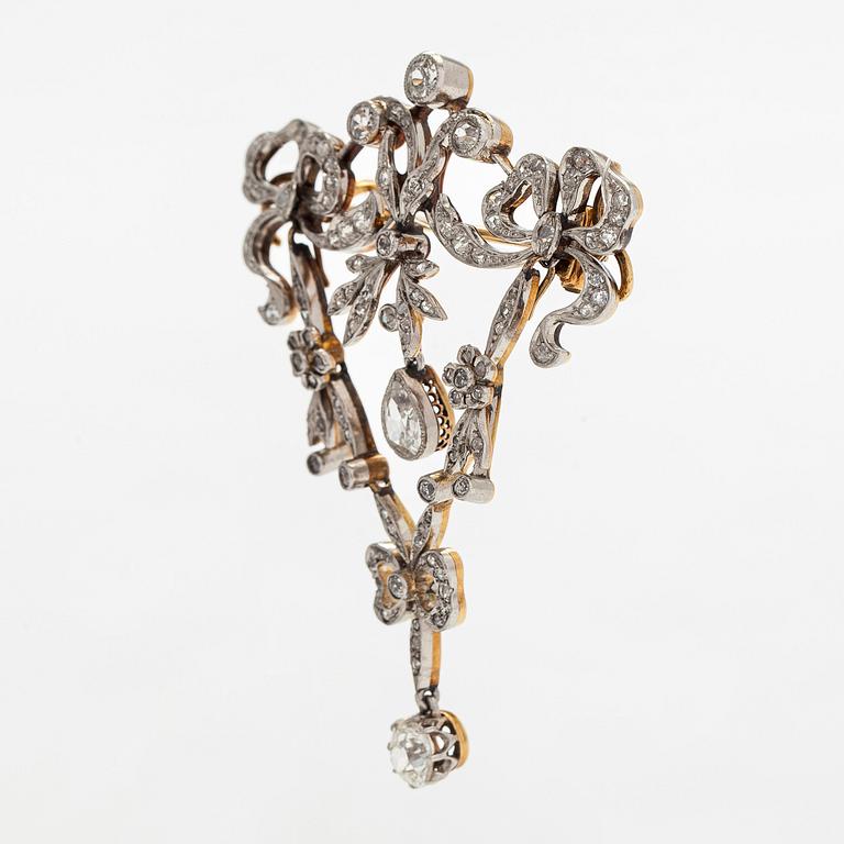 A Belle Époque old-cut diamond brooch in 17K gold and platinum.