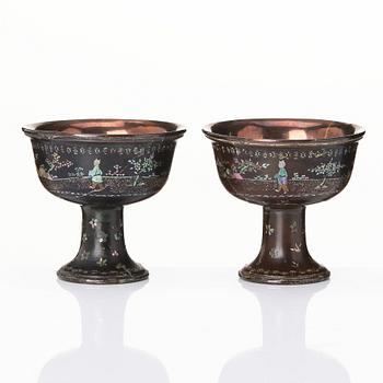Stemcups, ett par, laque burgauté. Qingdynastin, 1700-tal.