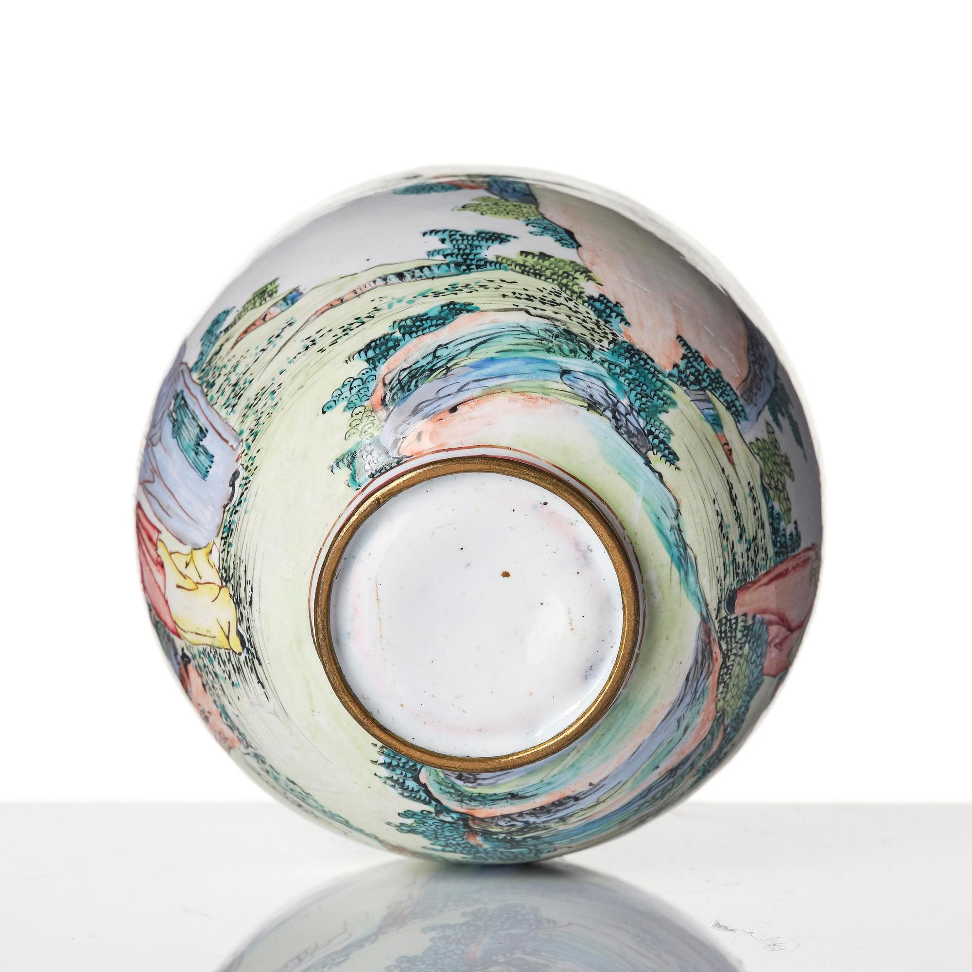 Vas, emalj på koppar. Qingdynastin, 1700-tal.